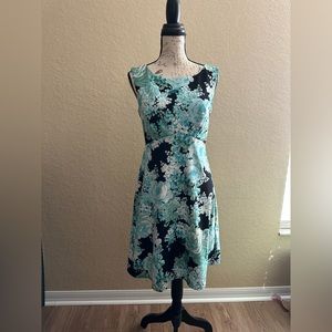 Cute dress size 8 . Perfect for work.